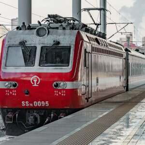 SS7E-0095牵引金轮号车底进站